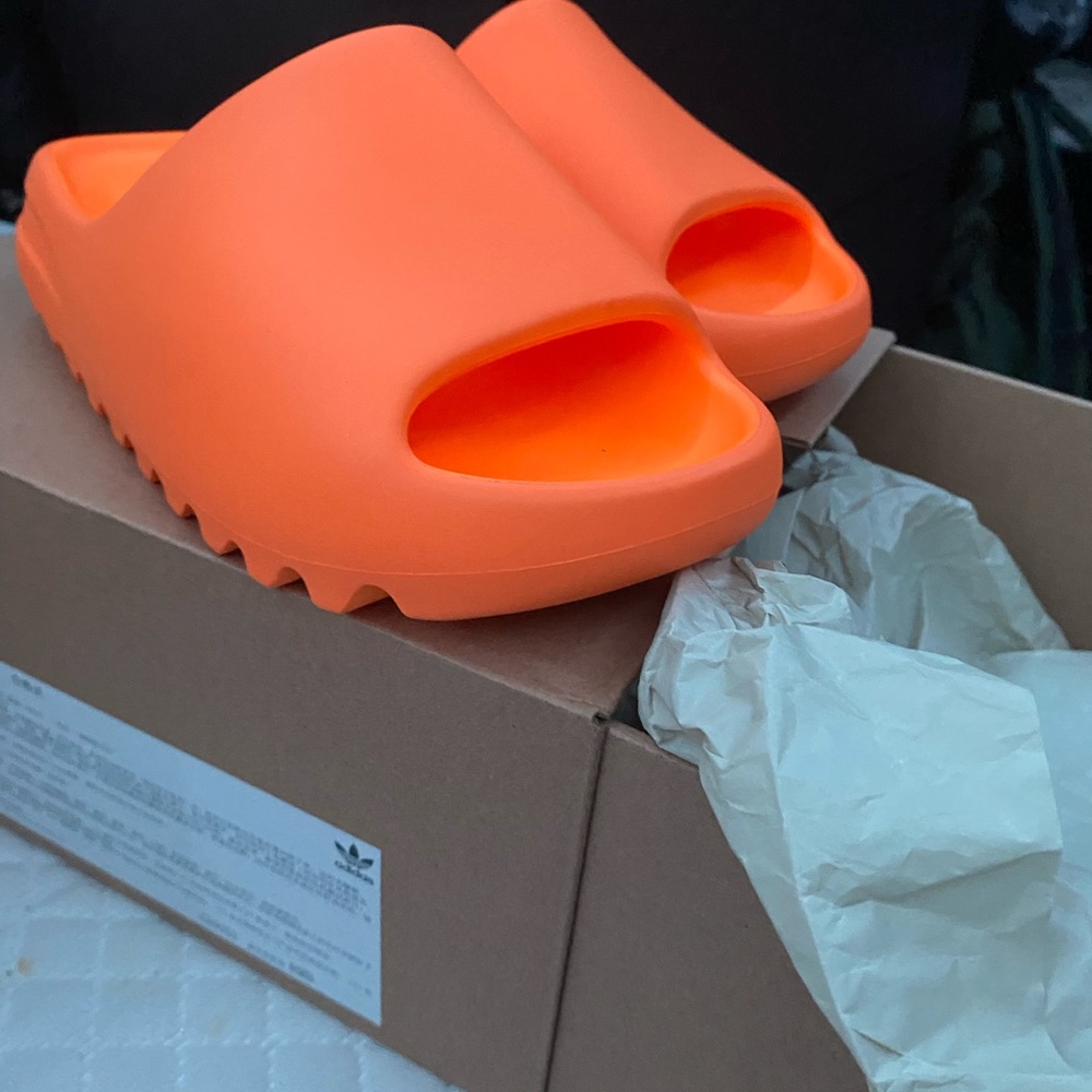 Authentic Yeezy Slides Enflame - Picture 6 of 7